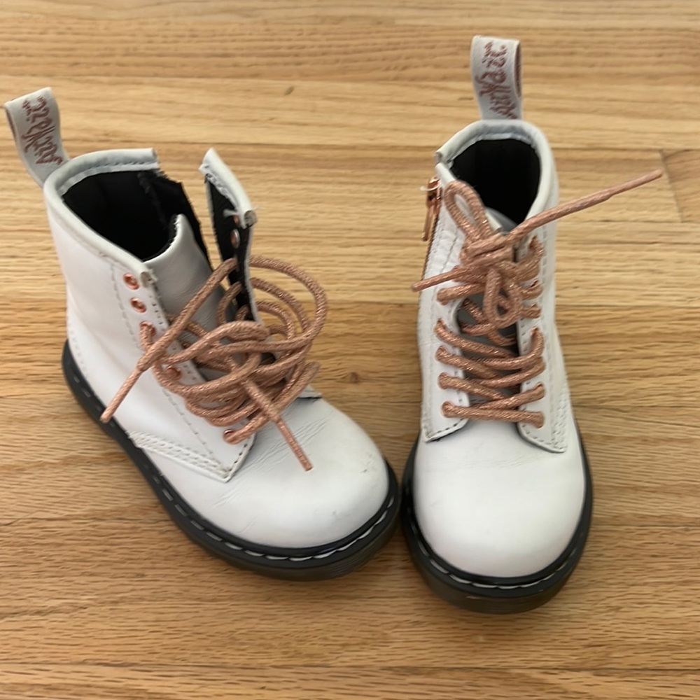 Toddlers white / rose gold Doc martens